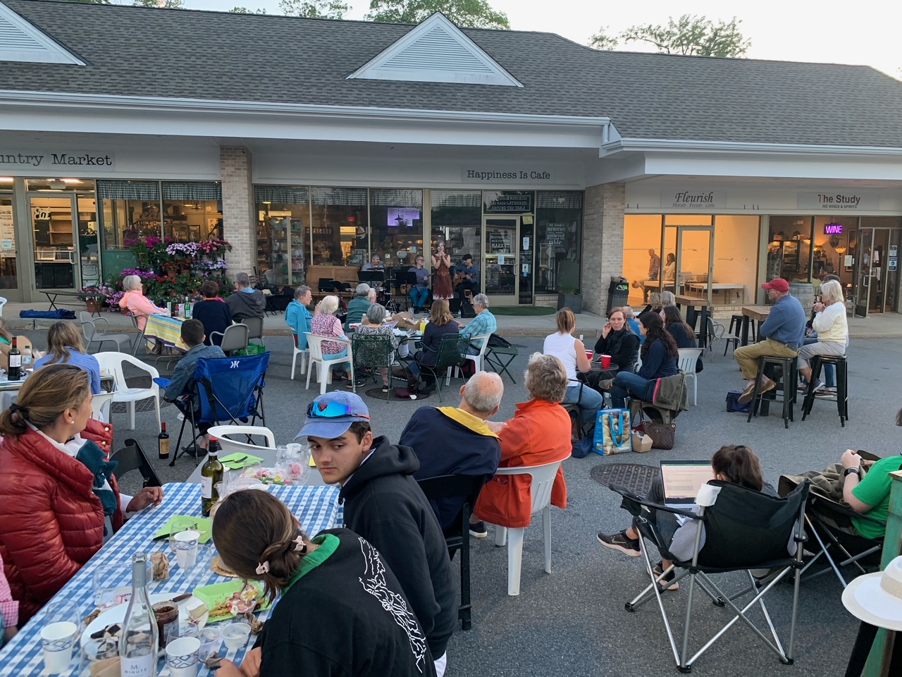 Concert/Picnic Series Begins At Happiness Is Cafe & Market Round Hill